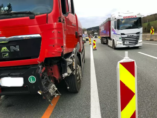 Auf der A2-Südautobahn krachten im Bereich Steinberg ein Lkw und ein Reisebus zusammen. | Foto: FF Steinberg