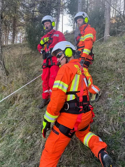 Die Praxisausbildung beinhaltet unter anderem den Personentransport im Hubschrauber, das richtige Ein- und Aussteigen, den Personentransport am Tau und Winde, Materialtransport, das richtige Aufstellen des Löschwasserbehälters im Gelände, das Einweisen per Hand und Funk, sowie eine technische Einschulung direkt am Hubschrauber.
 | Foto: Feuerwehr Flugdienst Ibk-Land
