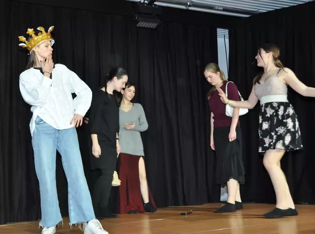 „Cinderella“ Stella Schmal (re. im Vordergrund) sorgt dafür, dass der „Prinz“ Luise Sibitz auf sie aufmerksam wird. Stiefmutter und Stiefschwestern (Matilda Sailer, Zoe Rötsch, Franziska Hans, hinten v.l.n.r.) stehen im Abseits. | Foto: BG/BRG Perchtoldsdorf