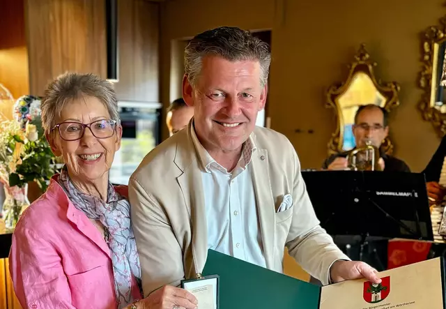 Bürgermeister Christian Scheider überreicht Theresia Lentsch den Ehrpfennig der Landeshauptstadt Klagenfurt. | Foto: KK