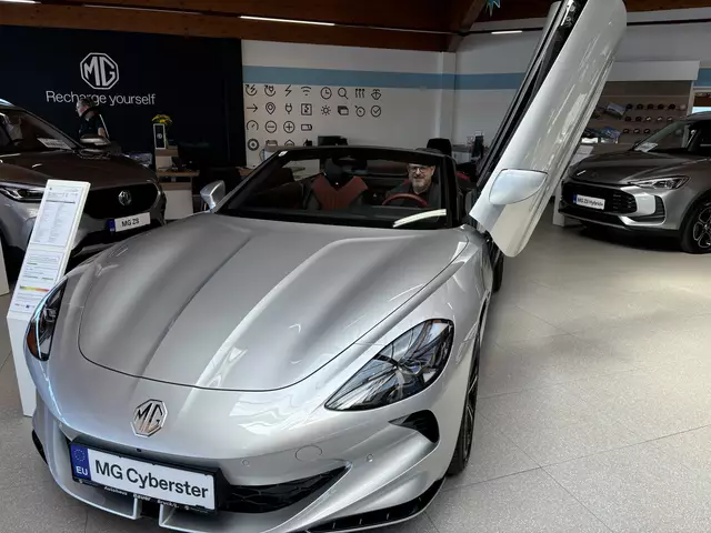 Günter Bauer vom gleichnamigen Autohaus im MG Cyberster mit auffälliger Flügeltür | Foto: Bachhofner