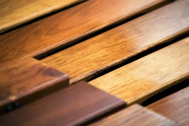 Ein Holztisch rettete dem Vierjährigen wohl das Leben. (Symbolfoto) | Foto: Mark Stenglein/Unsplash