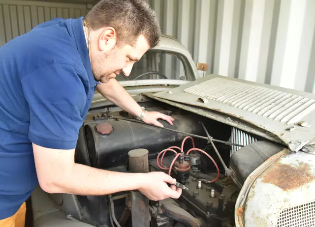 Clemens Suchocki  blickt beim Mercedes 170 unter die Motorhaube. | Foto: Herbert Schleich