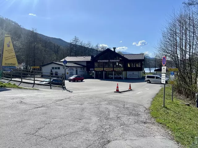 Ab Mitte April, genauer gesagt ab 14.04., sind am Parkplatz im Strandbad Ferndorf Parkgebühren zu entrichten. | Foto: MeinBezirk.at