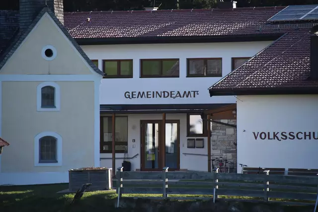 Auf der Wunschliste der Gemeinde Rettenschöss stehen eine Dorfplatzgestaltung, ein Umbau des Feuerwehrgebäudes und ein neuer Bauhof. | Foto: Barbara Fluckinger