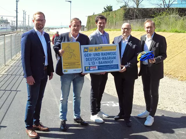 Gernot Scheuch (ÖBB Infrastruktur AG), Landtagsabgeordneter Dieter Dorner, Landtagsabgeordneter Rene Lobner, Bürgermeister Markus Mentl-Weigl und Christof Dauda (NÖ Straßendienst) | Foto: Land NÖ