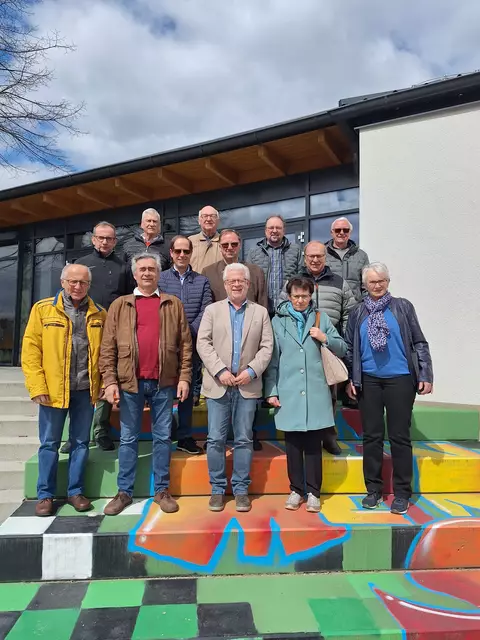 Die ehemaligen Amtsleiter vor dem Gemeindesaal Dietmanns. | Foto: privat