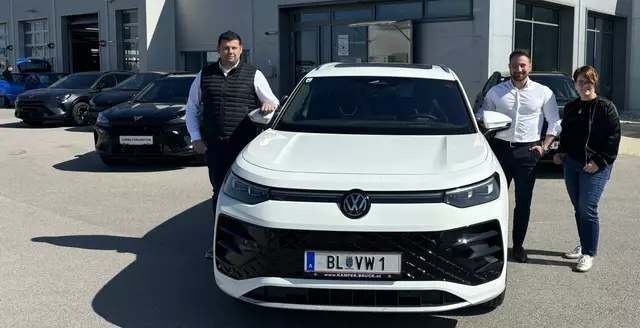 Amir Jakupovits, Stefan Wegscheider und Nicole Kamper mit dem neuen VW Tayron im Autohaus Kamper | Foto: Bachhofner