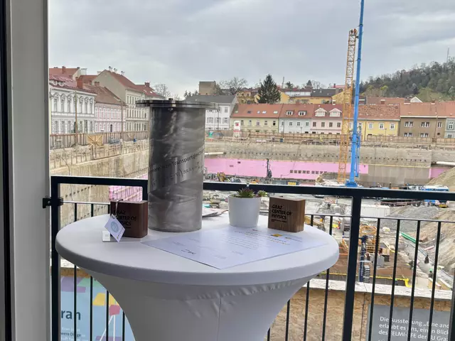 Mit dem Grundstein für das Graz Center of Physics wurde auch eine Zeitkapsel mit Zeugnissen der Gegenwart vergraben. | Foto: MeinBezirk