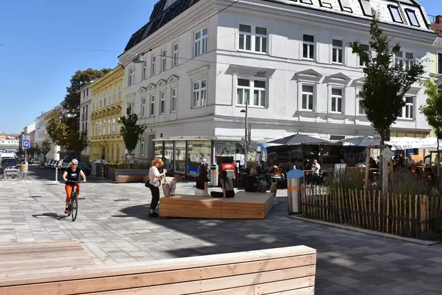Vor Kurzem wurde eine vierte Bank am Kutschkermarkt aufgestellt.  | Foto: BV18