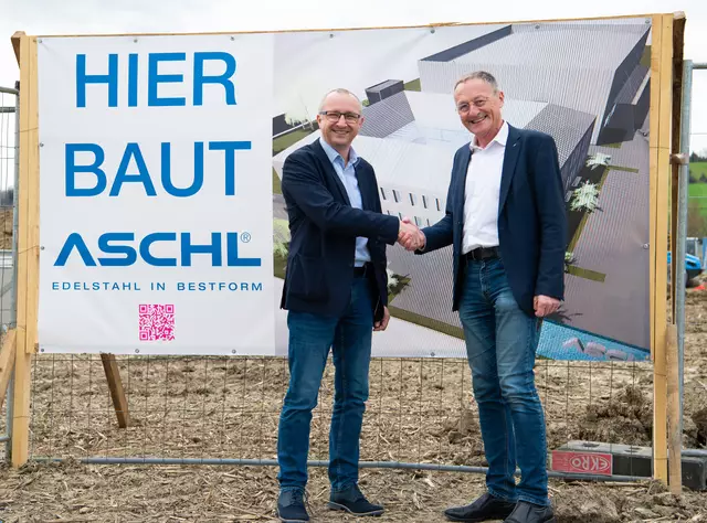 Mit Handschlag beim Spatenstich zur Standort-Erweiterung: Pichls Bürgermeister Gerhard Seemann (ÖVP) und GF Roman Aschl. | Foto: Aschl