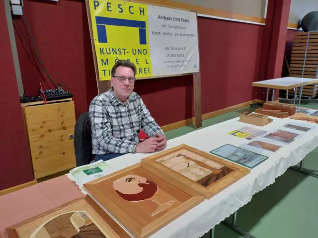 Andreas Ernst Pesch mit Kunstwerken | Foto: Gemeinde Langau