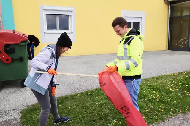 Die Mitarbeiterinnen und Mitarbeiter waren mit großem Eifer bei der Sache. | Foto: Alfred Mayer