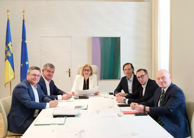 Christian Diewald, Geschäftsführer von Stadler Austria, Peter Spuhler, Präsident des Verwaltungsrates der Stadler Rail AG, Landeshauptfrau Johanna Mikl-Leitner, Stephan Büttner, CEO der AGRANA Beteiligungs-AG, ecoplus Aufsichtsratsvorsitzender Jochen Danninger und ecoplus-Geschäftsführer Helmut Miernicki (v.l.n.r.) bei den Gesprächen zum Vorhaben. | Foto: NLK Pfeiffer