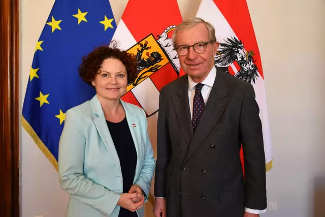 ie neue Staatssekretärin im Bundesministerium für Arbeit und Wirtschaft, Elisabeth Zehetner, traf Landeshauptmann Wilfried Haslauer und Landeshauptmann-Stellvertreter Stefan Schnöll im Chiemseehof. Wirtschaftlich herausfordernde Zeiten, Salzburg als Start-up-Hotspot, der Arbeitsmarkt und natürlich der Tourismus standen auf der Agenda für die Gespräche von Staatssekretärin Elisabeth Zehetner mit Landeshauptmann Wilfried Haslauer und Landeshauptmann-Stellvertreter Stefan Schnöll. Im Bild: Landeshauptmann Wilfried Haslauer mit der neuen Staatssekretärin im Bundesministerium für Arbeit und Wirtschaft, Elisabeth Zehetner. Stadt Salzburg, 20.3.2025 | Foto: Land Salzburg / Büro Haslauer