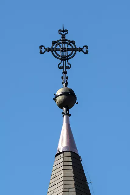 Jetzt erstrahlt es wieder in neuem Glanz auf der Kirchturmspitze. | Foto: Herman Maier