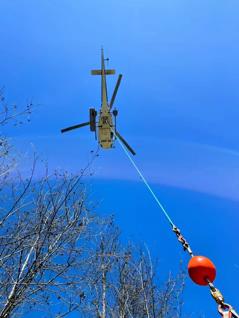 Die Praxisausbildung beinhaltet unter anderem den Personentransport im Hubschrauber, das richtige Ein- und Aussteigen, den Personentransport am Tau und Winde, Materialtransport, das richtige Aufstellen des Löschwasserbehälters im Gelände, das Einweisen per Hand und Funk, sowie eine technische Einschulung direkt am Hubschrauber.
 | Foto: Feuerwehr Flugdienst Ibk-Land