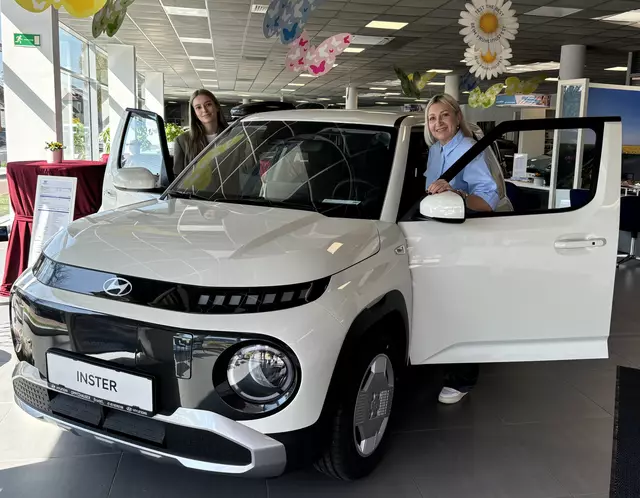 Mariella und Sabine Oppitzhauser mit dem Hyundai Inster. | Foto: Bachhofner