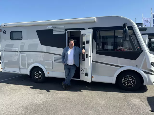 Helmut Schörghofer zeigt noch ein vollintegriertes Wohnmobil her. | Foto: Bachhofner
