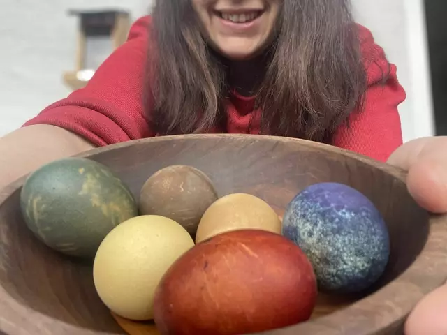 Beim Ostereier-Färben kann man Wirkstoffe der Pflanzen aus dem eigenen Garten verwenden. | Foto: Sabrina Moriggl