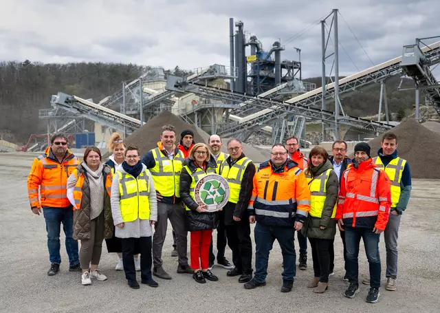 Recycling im Fokus: Hengl setzt neue Maßstäbe bei nachhaltiger Rohstoffgewinnung.
Michaela Smertnig, ecoplus Clustermanagerin Bau.Energie.Umwelt Cluster NÖ, Florian Hengl, Geschäftsführer Hengl-Gruppe, Landeshauptfrau Johanna Mikl-Leitner, LAbg. Richard Hogl, Maissauer Bürgermeister Franz Kloiber,Vizebürgermeisterin Michaela Gilli-Brickl und das Team der Firma Hengl  | Foto: Alexandra Goll