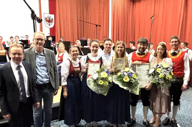 Ehrung mit Bgm. G. Hochfilzer, Bez.-Kpfm-Stv. A.Wörter, Obfr. S. Zöggeler, Kpm. M. Millinger. | Foto: Kogler