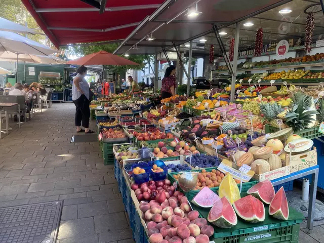 Der Kutschkermarkt in Währing ist einer der zwei letzten verbliebenen Straßenmärkte. Hier gibt es frisches Obst und Gemüse, aber auch Brot, Fisch, Käse, Wein und andere Genusswaren.  | Foto: Laura Rieger/MeinBezirk