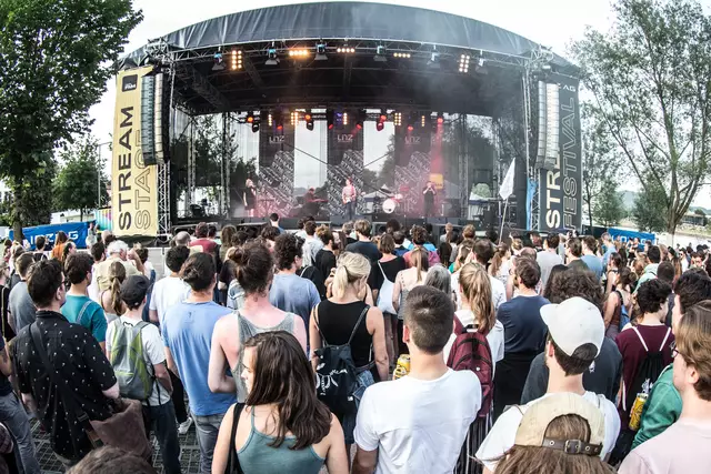 Die Konzerte bei der Open Air-Bühne am Pfarrplatz beginnen an beiden Festivaltagen bereits um 16 Uhr. | Foto: Christoph Thorwartl