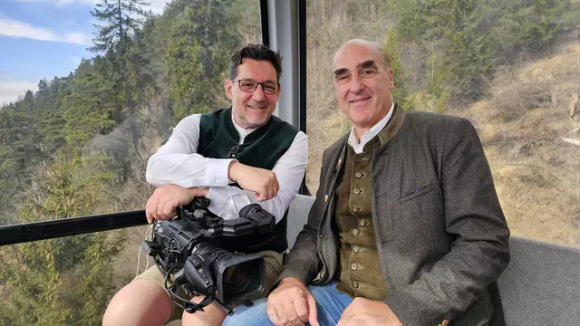 Foto: Andreas Seeburger (li) durfte in seiner Fernsehgondel den Wine-Hunter und Präsident des weltberühmten "Merano Wine Festivals", Dr. Helmuth Köcher (re) am Muttersberg begrüßen.