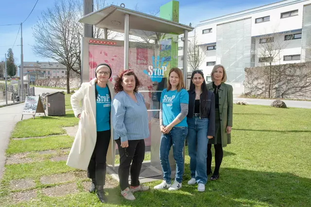 „StoP“-Aufkleber an einer Telefonzelle
v.l.: Maria Rösslhumer, Verein StoP; Doris Wlczek Spanring, StoP Stadt Salzburg; Sylvia Neureiter, StoP Aigen&amp; Parsch; Elif Ceviz, Leiterin Internationales Jugendzentrum Get2gether; Antje Kindler-Koch, Diakoniewerk Bewohnerservice Leitung -Stadtteil- und Quartierarbeit Diakoniewerk | Foto: Stadt Salzburg/Rocio Escabosa