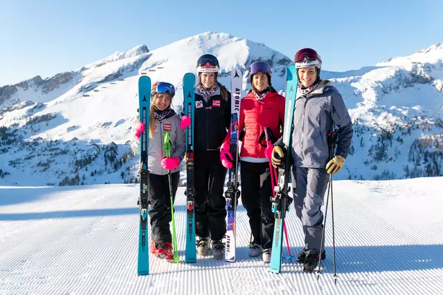 Katharina Gallhuber, Mirjam Puchner, Jacoba Kriechmayr und Marlies Raich mischten sich am 5. April 2025 unter die #sheskis-Teilnehmerinnen in Obertauern. | Foto: © Marc Stickler