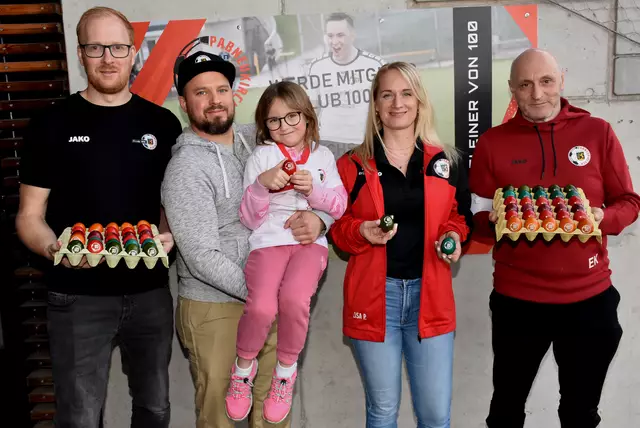 Dominik Bindreiter, Max Prandstätter, Spender der Eier, Elisabeth Prinz, Erich Kloibhofer. | Foto: Rober Zinterhof