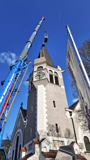 Das Kreuz der evangelischen Gustav-Adolf-Kirche wurde kürzlich mittels eines Krans wieder angebracht. | Foto: Herman Maier