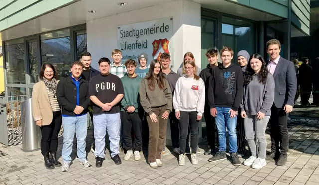 Eine dritte Klasse der Landesberufsschule (LBS) Lilienfeld besuchte in Begleitung von Fachlehrerin Viktoria Hagenauer im Rahmen der Unterrichtsgestaltung das Gemeindeamt Lilienfeld. | Foto: Stadtgemeinde Lilienfeld