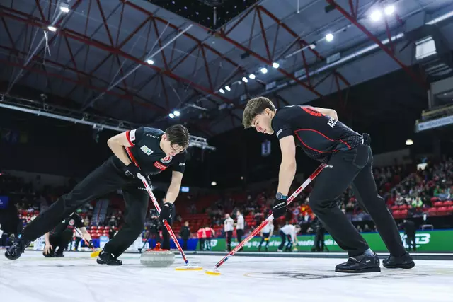 Jonas Backofen und Matthäus Hofer am Stein beim Spiel gegen Südkorea. | Foto: World Curling