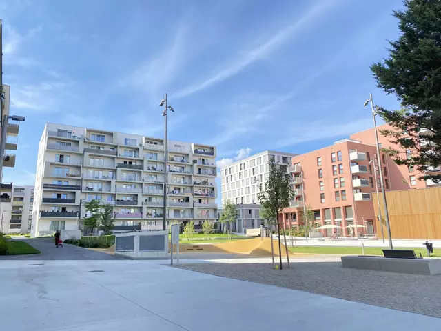Der Gustav-Holzmann-Platz ist das Zentrum des Carrée Atzgersdorf.  | Foto: BV23/Esther Genitheim