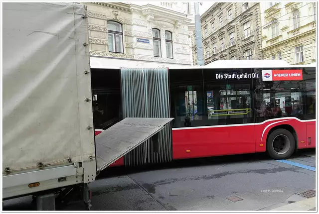 Auch Busse sind des öfteren "Opfer" von falsch geparkten Vehikel. 787-mal war im Vorjahr eine Haltestelle verparkt. | Foto: Poldi Lembcke
