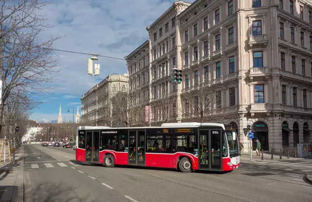 Der Busverkehr soll ebenfalls profitieren: Die Linie 57A soll laut dem Öffi-Unternehmen auf der Gumpendorfer Straße vier neue Kap-Haltestellen erhalten. (Archiv) | Foto: Manfred Helmer