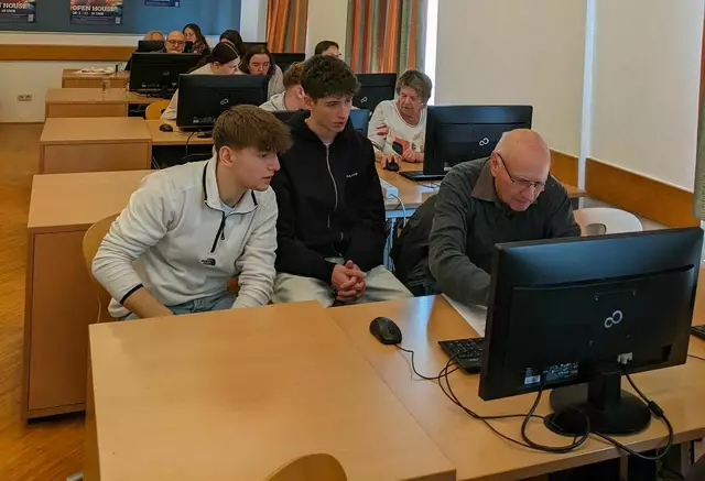 Senioren bei der Computerarbeit: Die Handelsakademie Ybbs veranstaltete einen praxisnahen Computer-Workshop für Senioren. | Foto: Renate Gruber