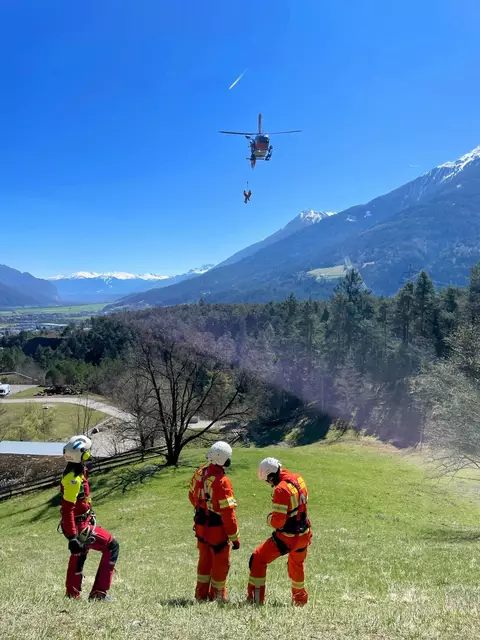 Die Praxisausbildung beinhaltet unter anderem den Personentransport im Hubschrauber, das richtige Ein- und Aussteigen, den Personentransport am Tau und Winde, Materialtransport, das richtige Aufstellen des Löschwasserbehälters im Gelände, das Einweisen per Hand und Funk, sowie eine technische Einschulung direkt am Hubschrauber.
 | Foto: Feuerwehr Flugdienst Ibk-Land