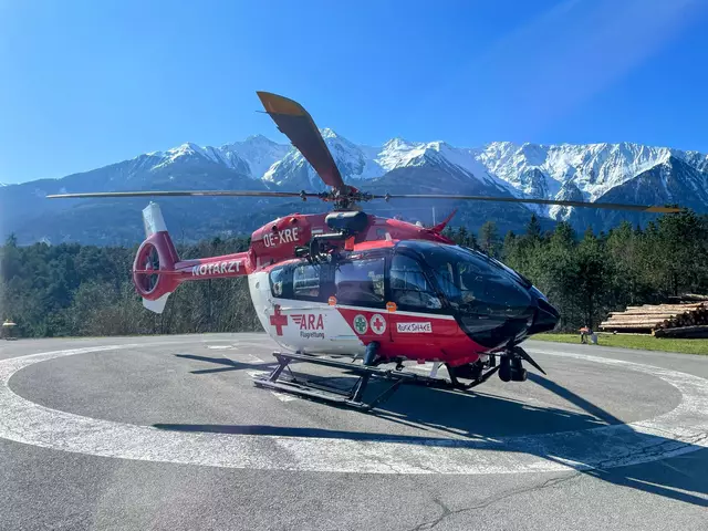 Die Praxisausbildung beinhaltet unter anderem den Personentransport im Hubschrauber, das richtige Ein- und Aussteigen, den Personentransport am Tau und Winde, Materialtransport, das richtige Aufstellen des Löschwasserbehälters im Gelände, das Einweisen per Hand und Funk, sowie eine technische Einschulung direkt am Hubschrauber.
 | Foto: Feuerwehr Flugdienst Ibk-Land