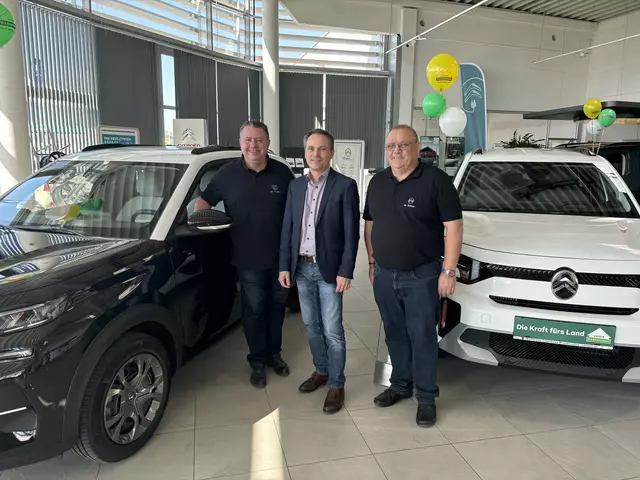 Christian Puletz, Alexander Gojak und Jürgen Salzer mit neuen Citroen-Modellen im Lagerhaus-Technikzentrum  | Foto: Bachhofner