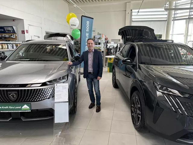 Alexander Gojak mit den neuen Peugeots im Raiffeisen Lagerhaus. | Foto: Bachhofner