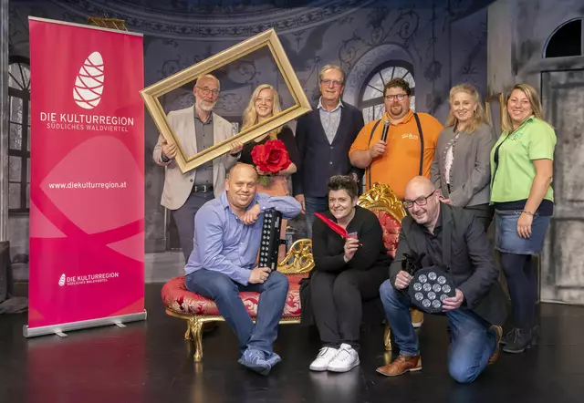Georg und Anna Walter (KLEMUWA), Gerald Fragner (Truckerhaus), Andreas Weidenauer (Was da wö), Cornelia Bernleithner (Kulturwerkstatt Albrechtsberg), Doris Schroll (KIM). Vorne : Michael Mittermeir und Alexandra Jäger (Kammerbühne) und Erwin van Dijk (Truckerhaus, Obmann der Kulturregion Südliches Waldviertel) | Foto: Kulturregion Südliches Waldviertel