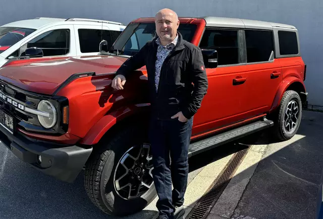 Gerald Csebits vom gleichnamigen Autohaus mit dem Ford Bronco. | Foto: Bachhofner