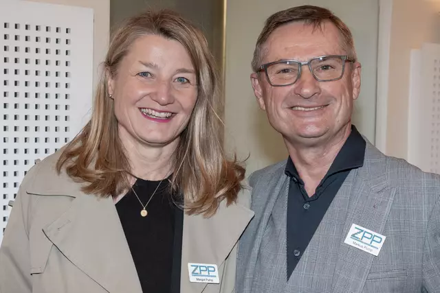 Markus und Margot Pump luden mit ihrem Familienbetrieb ZPP Dentaltechnik zum 177. Wirtschaftsfrühstück in die Volksbank Leoben.  | Foto: Klaus Pressberger