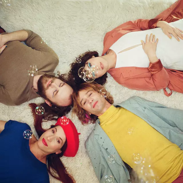 Mit zauberhaftem Psychodelic-Pop verzaubern Pressyes am Samstag auf der FM4-Bühne am Pfarrplatz. | Foto: Theresa Langner