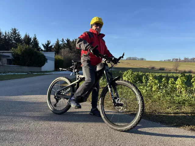 89 Jahre und topfit. Carl Satzinger ist ein herausragendes Beispiel für Mobilität im Alter, sowohl auf zwei als auch auf vier Rädern. | Foto: Alexandra Goll