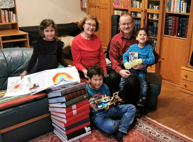 Maria und Josef Messirek mit ihren Enkelkindern Anna, Samuel und Jonathan. | Foto: Josef Messirek