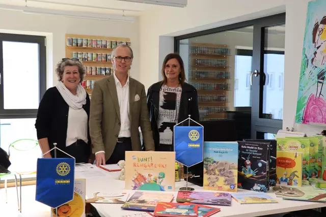 Präsentierten das neue Pilotprojekt "Leselust" in Wörgl: Manuela Atzl (Leiterin der öffentlichen Bücherei Wörgl), Martin Salcher (Präsident Rotary Club Wörgl-Brixental) und Elisabeth Schwaighofer-Atzl (Bibliothekarin v.l.). | Foto: Nimpf